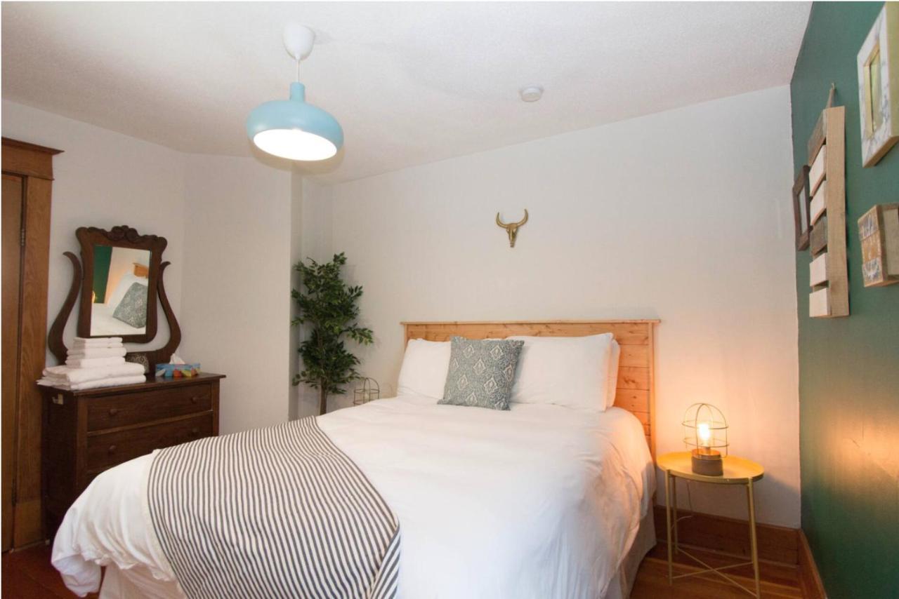 North House - Rocky Mountain Retreat- Enormous House Sleeps 23 * Banff